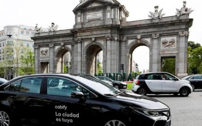 Un coche de Cabify frente a la Puerta de Alcalá en Madrid.