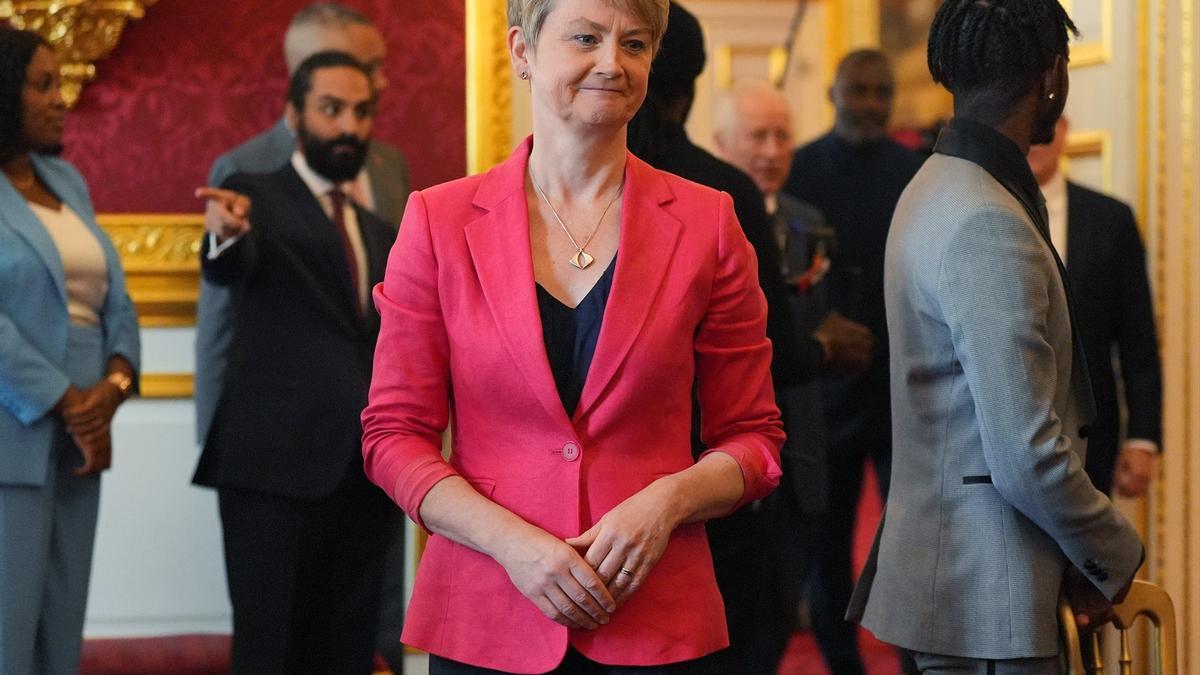 La ministra del Interior del Reino Unido, Yvette Cooper, asiste a un evento para The King's Trust