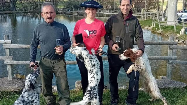 José Mari, Leire y Arkaitz Egaña posan con sus perros y los trofeos que obtuvieron en la cita de Zanbrana.