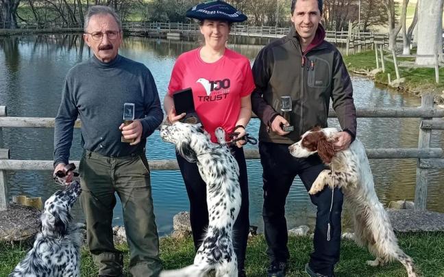 José Mari, Leire y Arkaitz Egaña posan con sus perros y los trofeos que obtuvieron en la cita de Zanbrana.