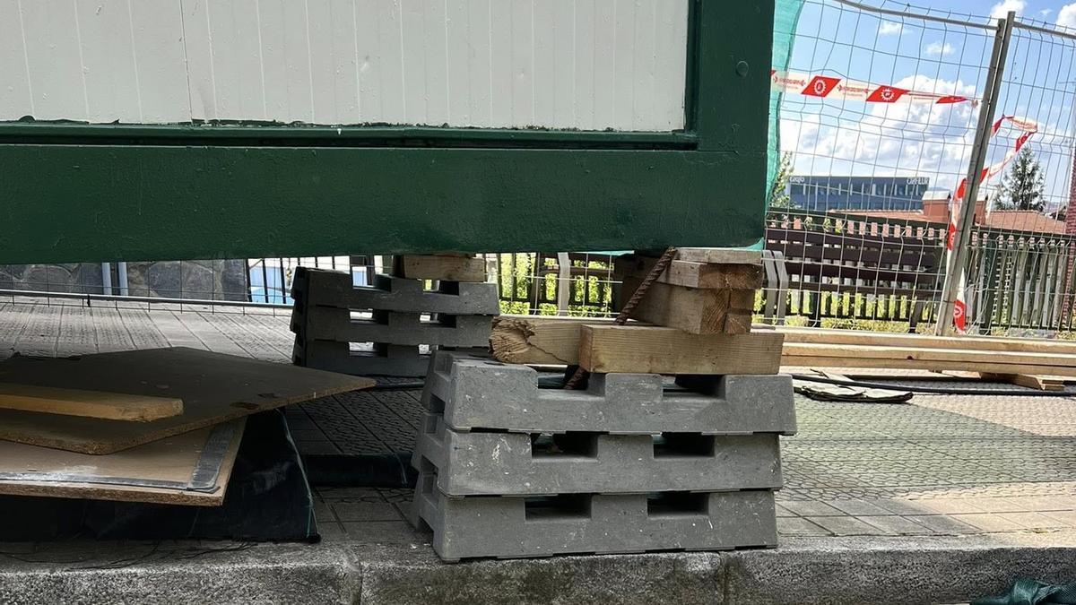 Algunas casetas han sido 'calzadas' con bloques de hormigón y maderas