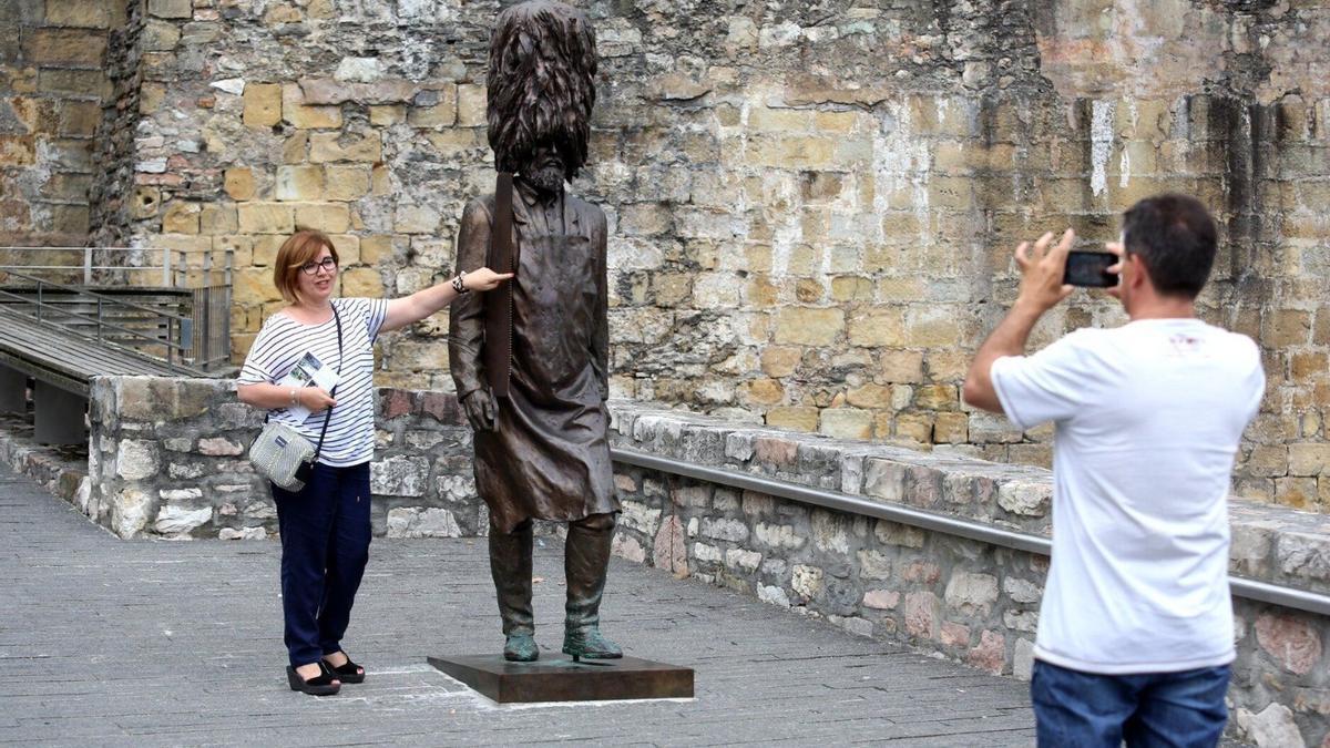 Una pareja de turistas en Hondarribia
