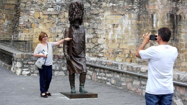 Una pareja de turistas en Hondarribia