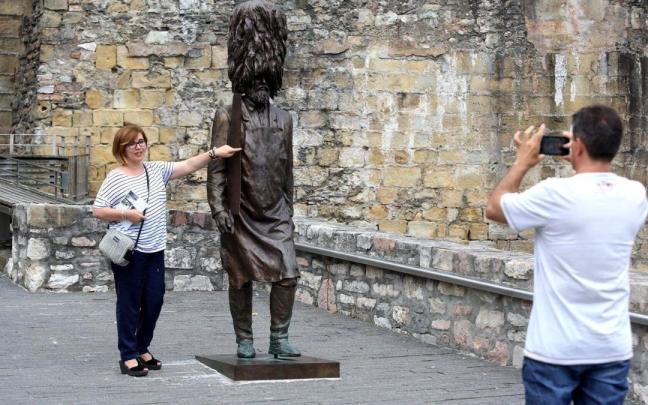 Una pareja de turistas en Hondarribia