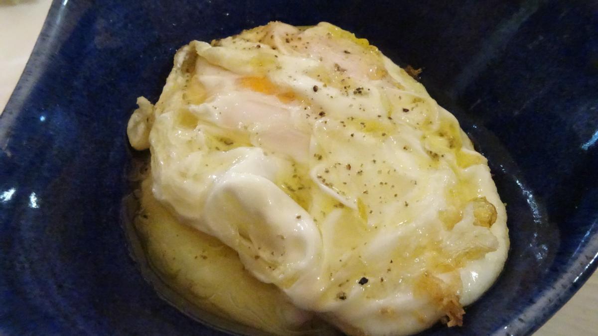 Huevo frito sobre puré de patata trufado