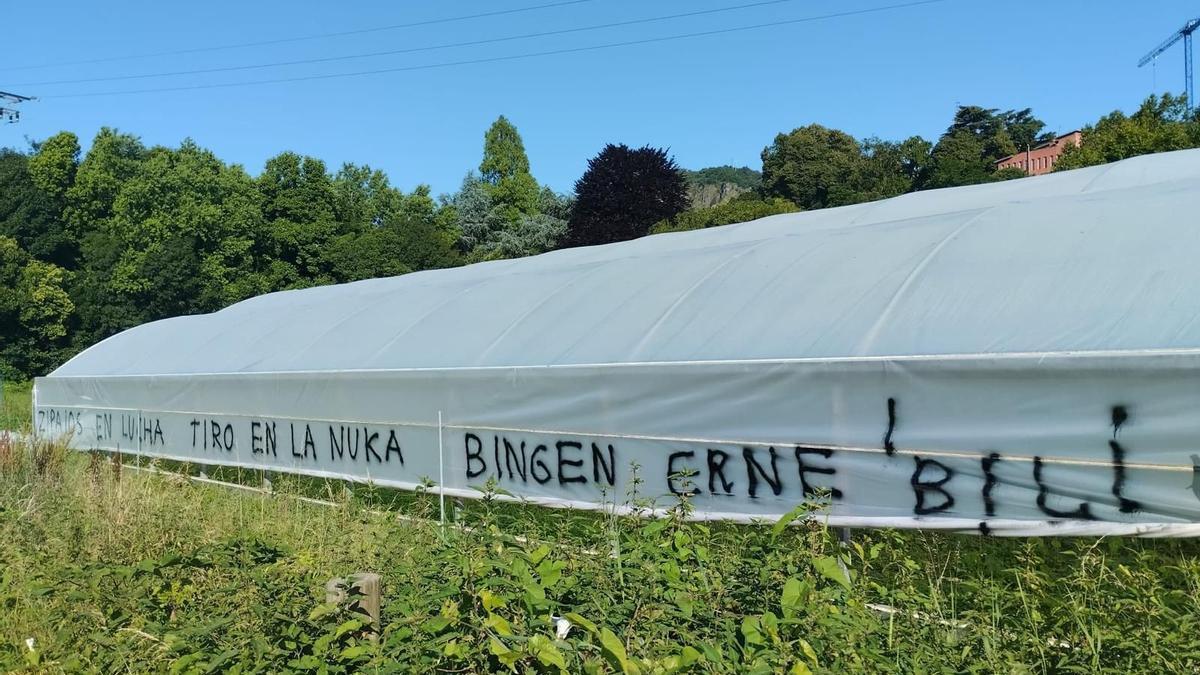 Pintada contra el Consejero Bingen Zupiria en unos invernaderos de Hernani