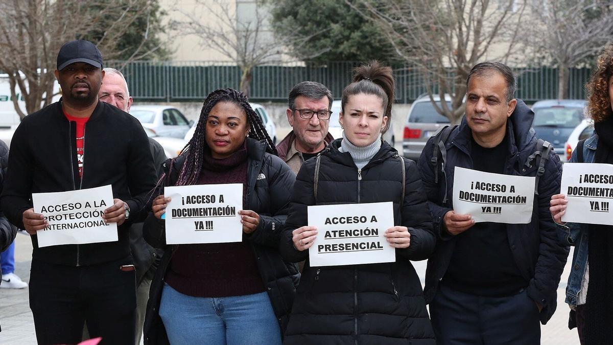 Protesta ante el colapso en las oficinas de Extranjería.