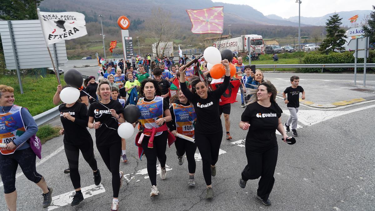 La Korrika ha pasado este lunes por tierras navarras y alavesas. En la imagen, varios participantes de la carrera por el euskera.