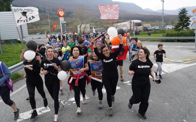 La Korrika ha pasado este lunes por tierras navarras y alavesas. En la imagen, varios participantes de la carrera por el euskera.