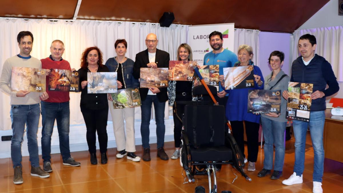 Represetantes de las cuevas de Lurpea presentaron el programa en la estación del Plazala de Lekunberri.