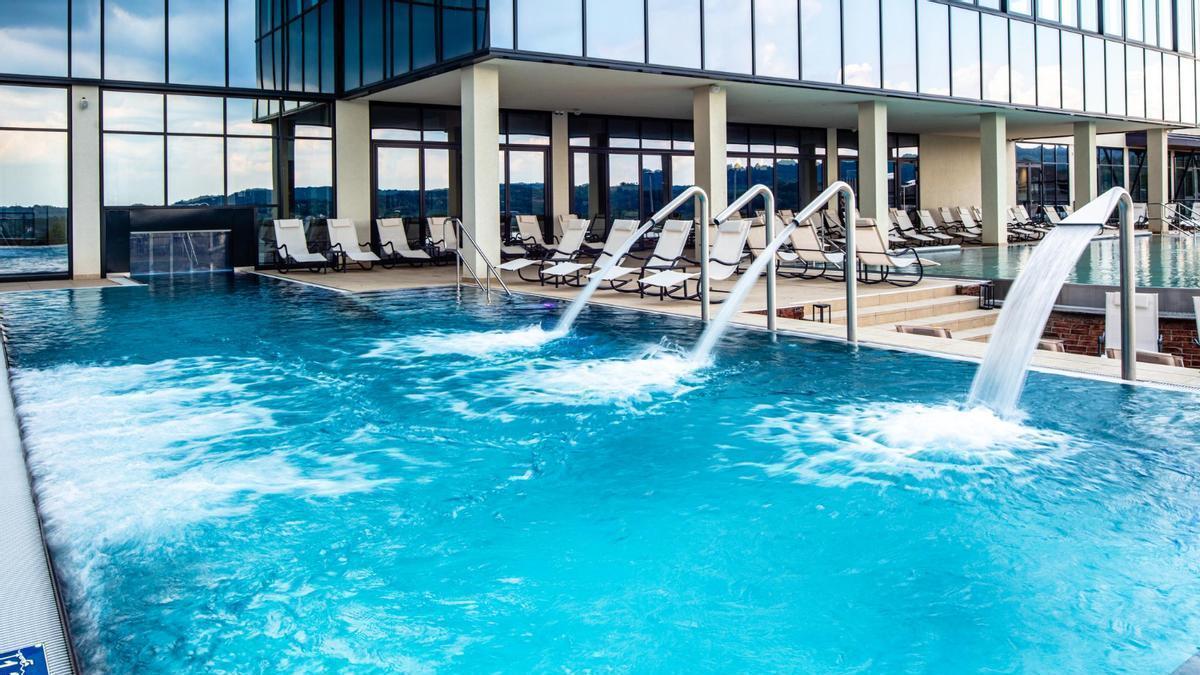 Una piscina en un balneario.