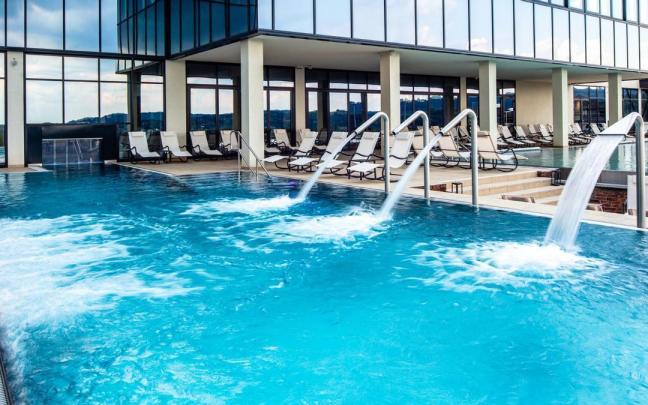 Una piscina en un balneario.