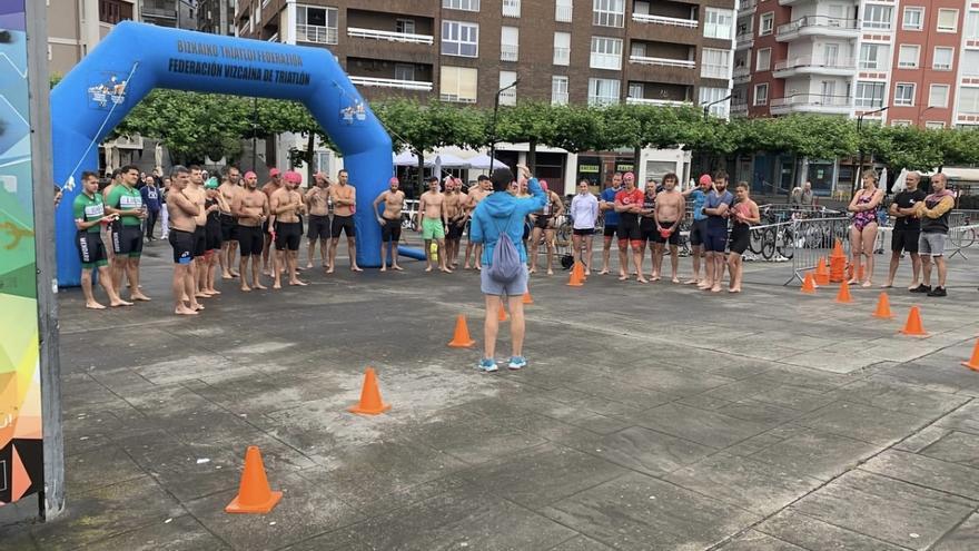 Participantes del triatlón popular de Ondarroa en la edición de 2024