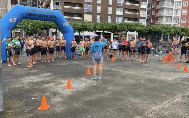 Participantes del triatlón popular de Ondarroa en la edición de 2024