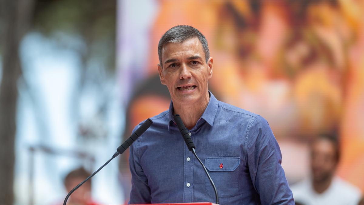 El presidente del Gobierno, Pedro Sánchez, interviene durante la Fiesta de la Rosa
