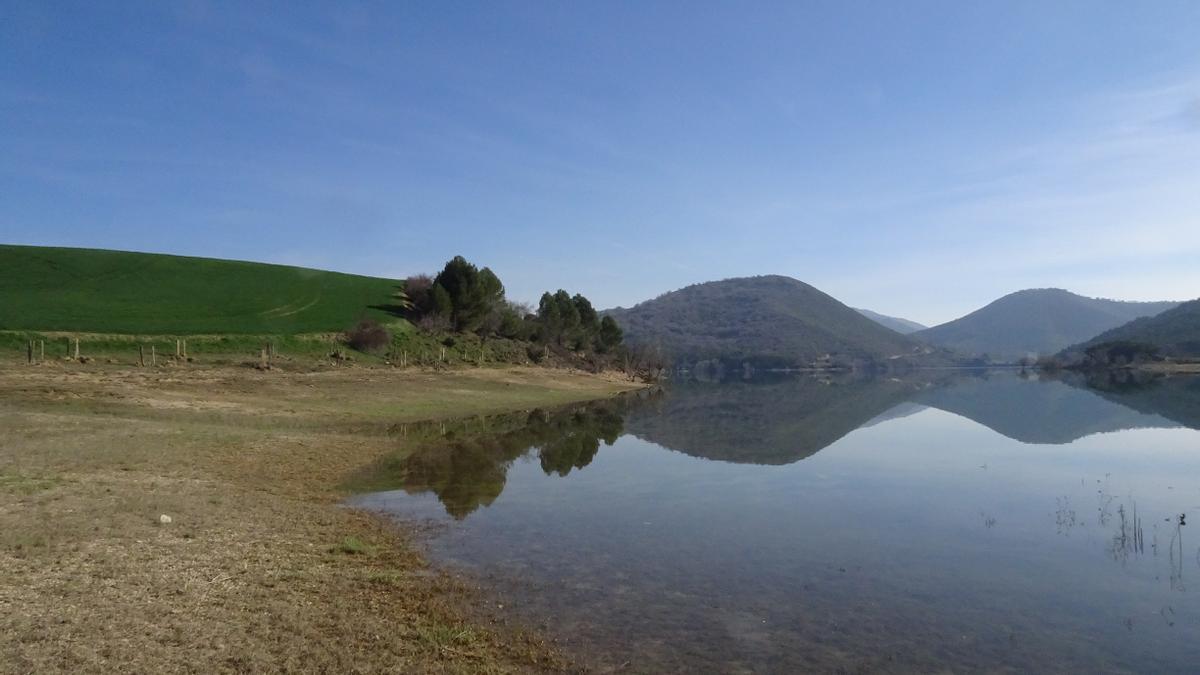 La bahía de Úgar, una de las dos playas acondicionadas para su uso público en el embalse de Alloz.