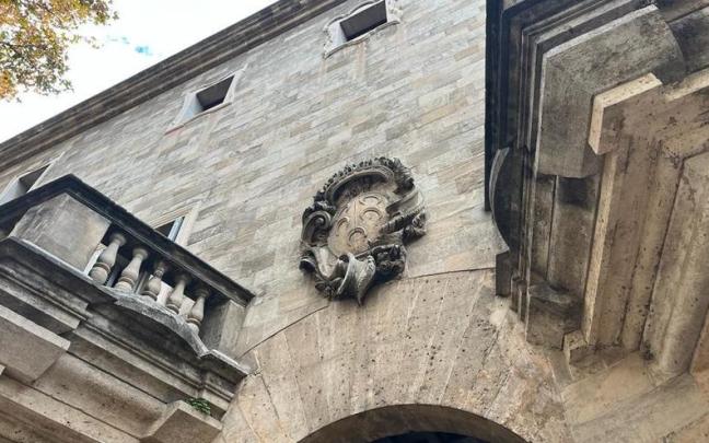 Escudo en la entrada de la Audiencia Provincial y el Tribunal Superior de Justicia de Baleares.