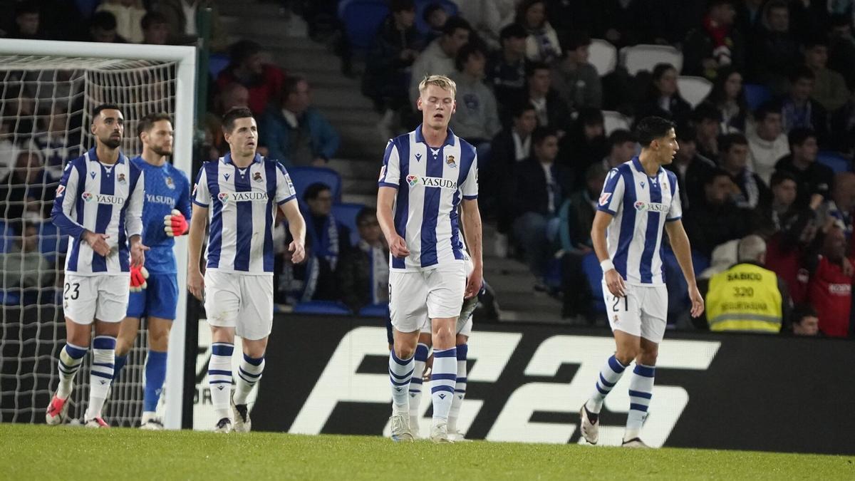 Las jugadores de la Real lamentan el primer gol rojillo. / RUBEN PLAZA