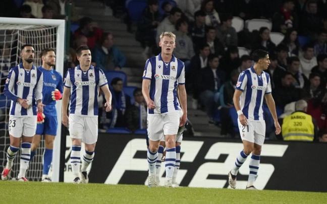 Las jugadores de la Real lamentan el primer gol rojillo. / RUBEN PLAZA