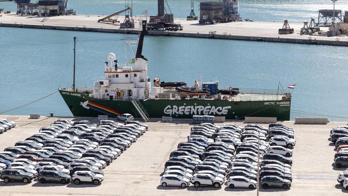 El barco de Greenpeace, atracado en el puerto de Málaga.