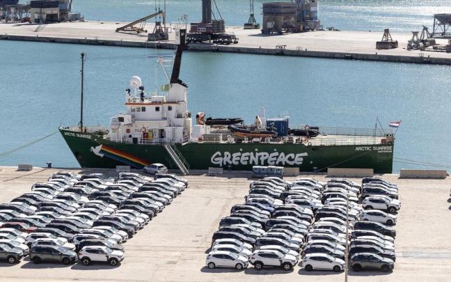 El barco de Greenpeace, atracado en el puerto de Málaga.