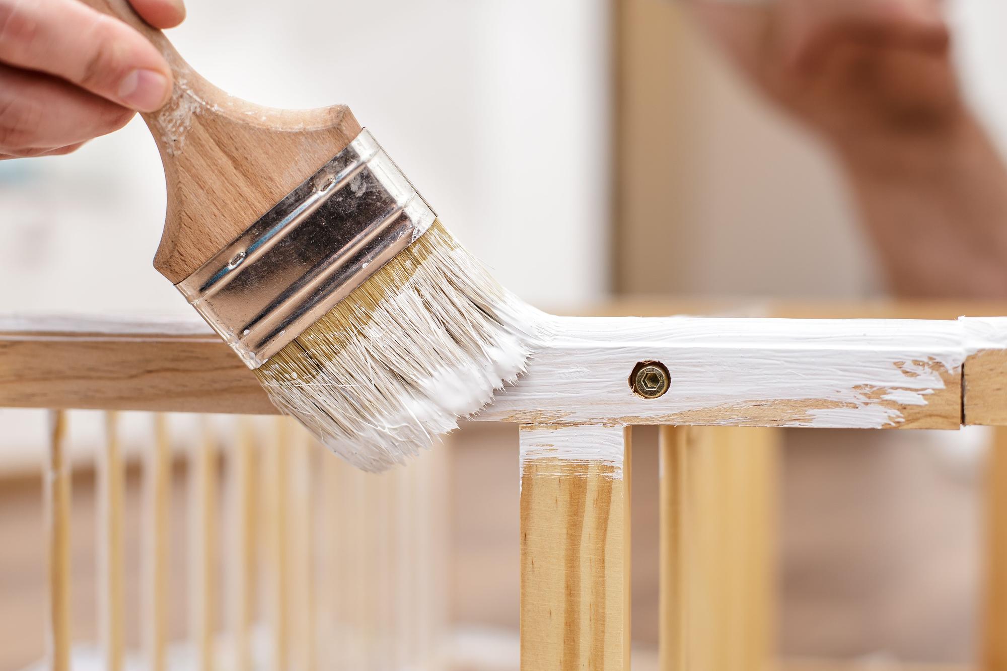 Pintar un mueble.