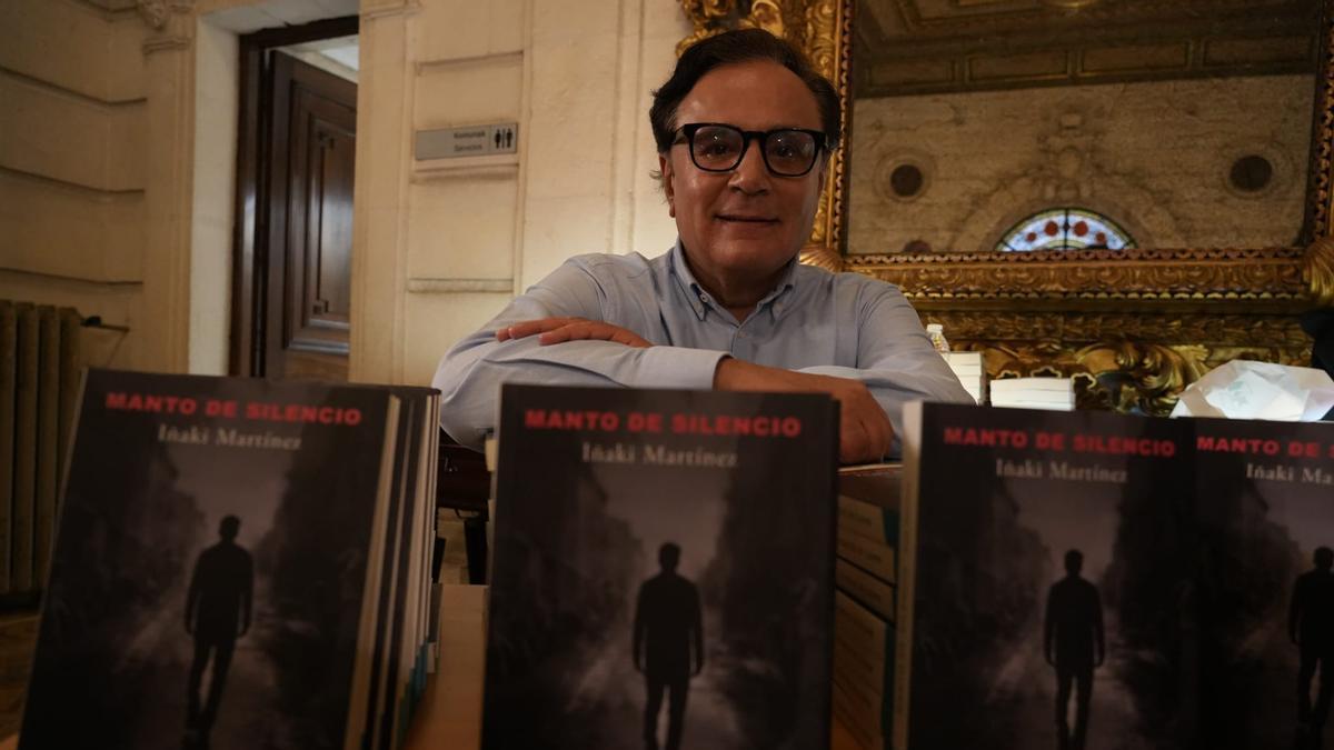 Iñaki Martínez posa junto a su novela 'Manto de silencio'