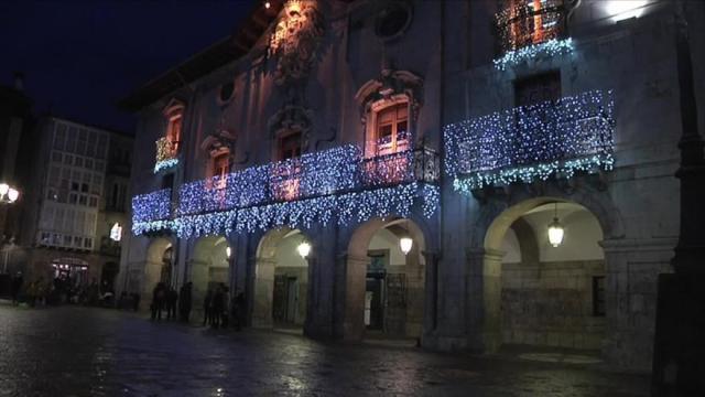 Iluminación en años anteriores del balcón del edificio consistorial.