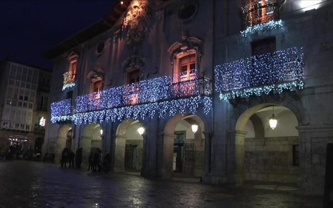 Iluminación en años anteriores del balcón del edificio consistorial.
