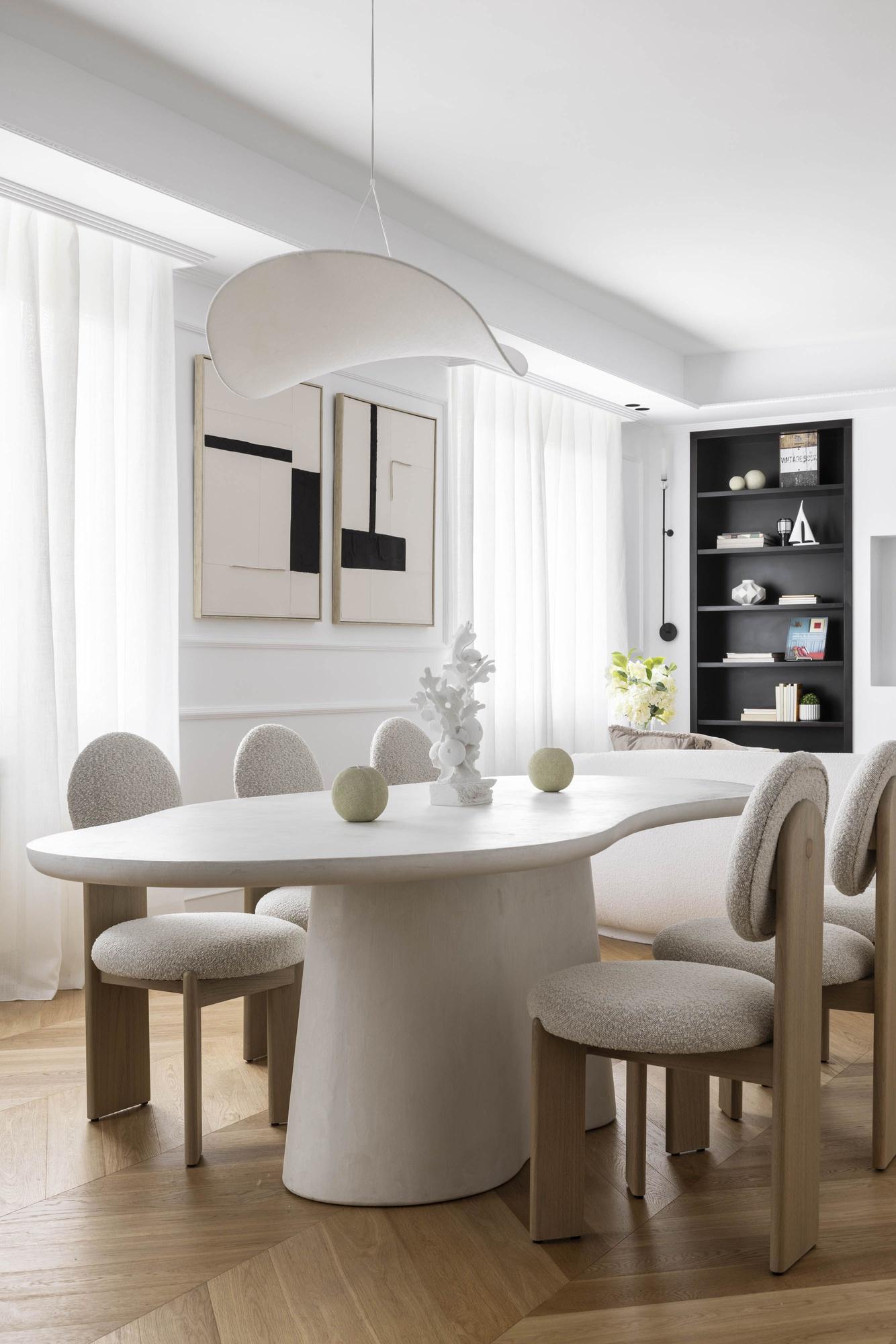 La mesa del comedor, con formas onduladas.