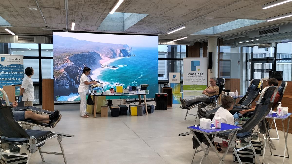 Numerosos voluntarios donan sangre en la sala de extracción