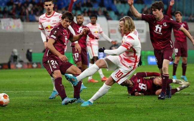 Forsberg dispara a puerta en Leipzig ante Le Normand y Aritz.