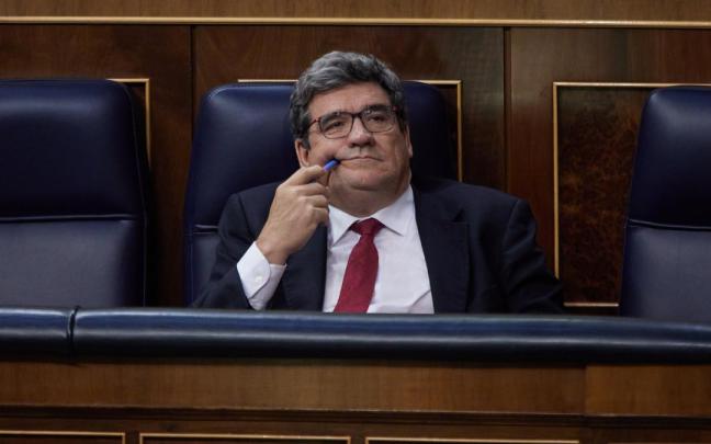 El ministro de Inclusión, Seguridad Social y Migraciones, José Luis Escrivá, durante una sesión plenaria.