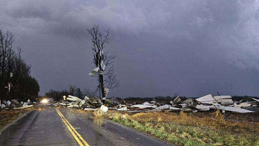 Una vivienda afectada por el paso de un tornado en EE.UU.