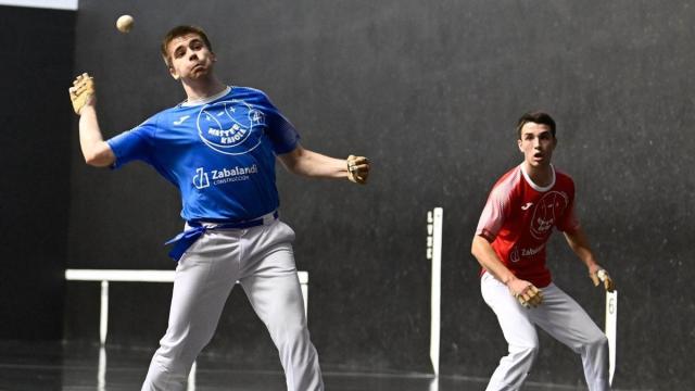 Oihan Etxeberria ejecuta una de sus poderosas voleas ante Oier Zabaleta.