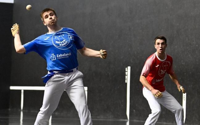 Oihan Etxeberria ejecuta una de sus poderosas voleas ante Oier Zabaleta.