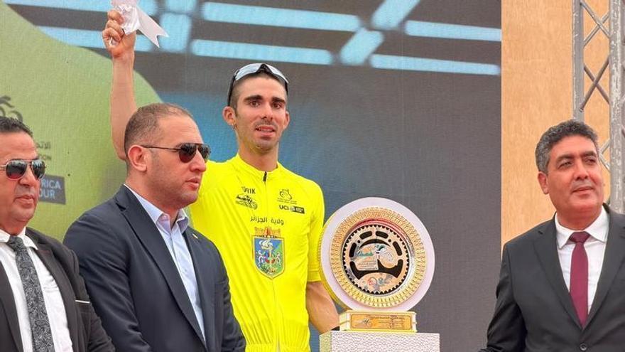 Iker Mintegi festeja su primera victoria profesional.