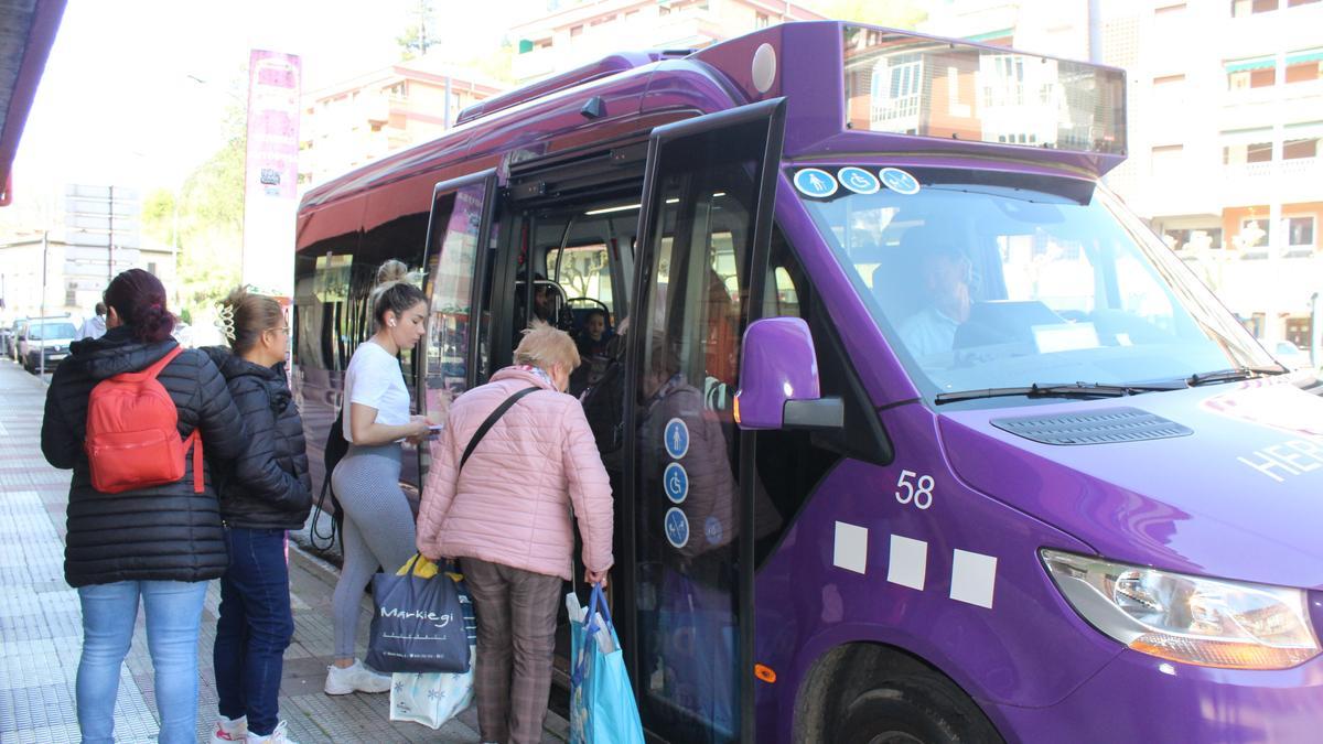 Personas usuarias del autobús urbano este lunes en la parada junto a la rotonda de San Frantzisko.