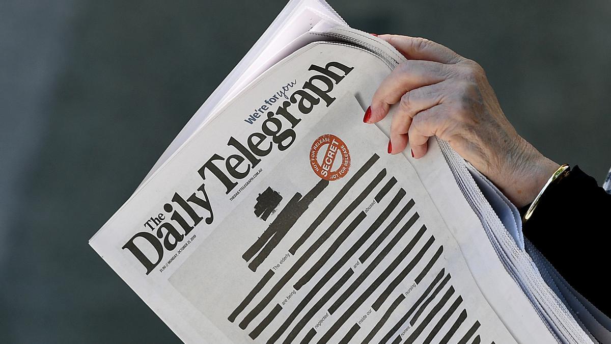 Una persona lee "The Daily Telegraph".