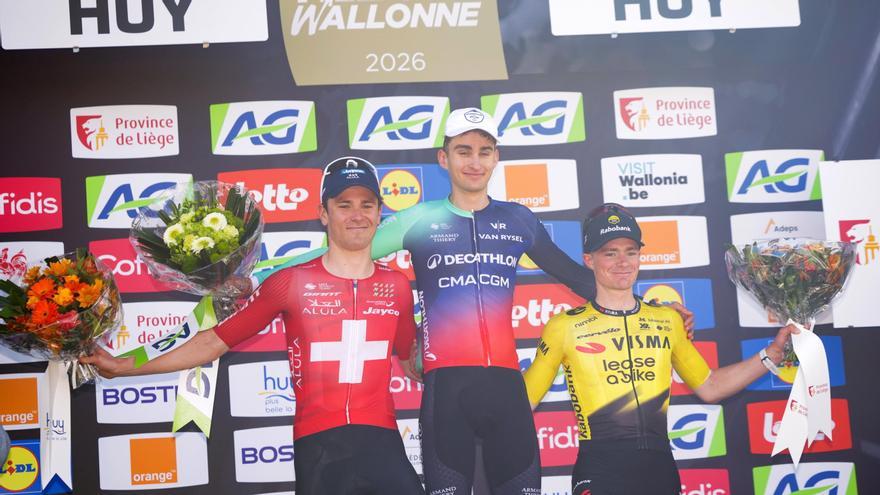 Seixas, primero, posa con Schmid, segundo, y Tullet, tercero.