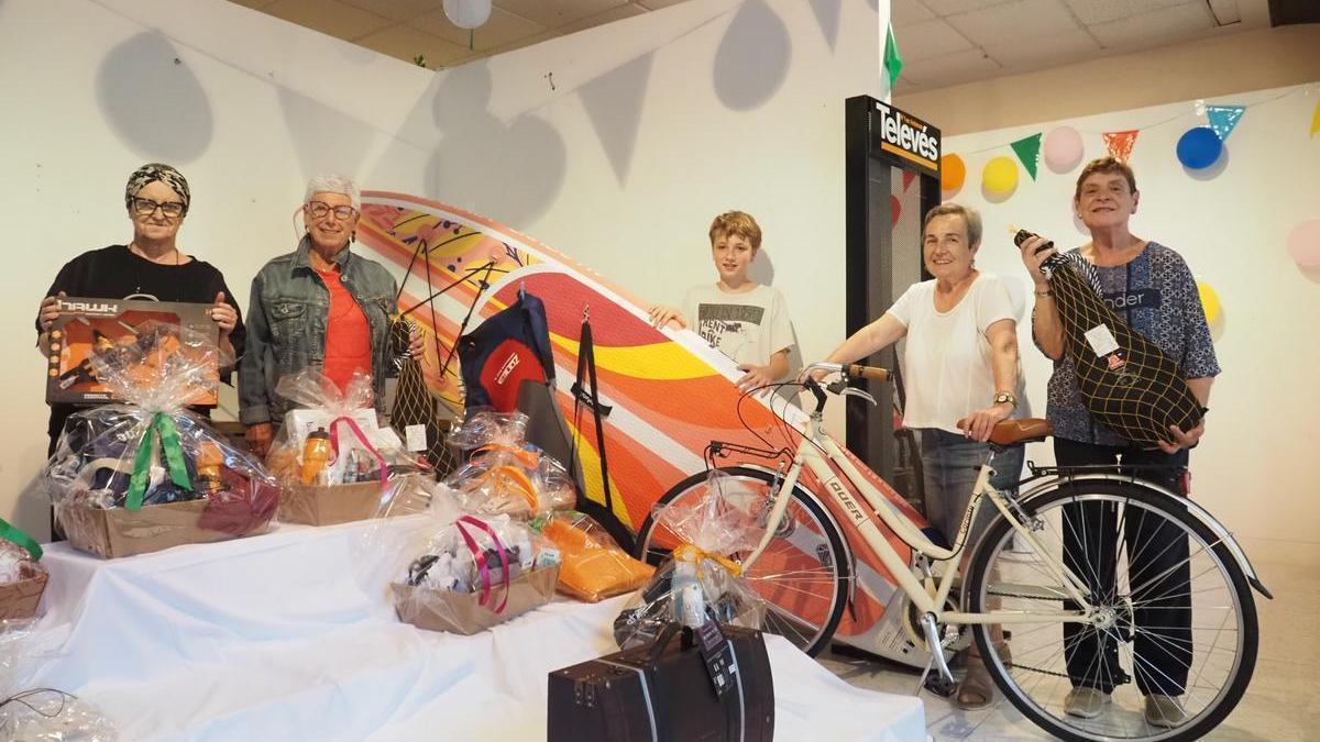 La tómbola cuenta con premios muy codiciados que los afortunados se podrán llevar a casa por tan solo un euro.