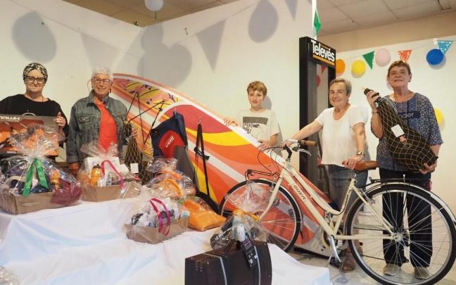 La tómbola cuenta con premios muy codiciados que los afortunados se podrán llevar a casa por tan solo un euro.