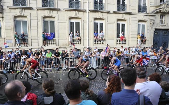 Las triateta belga Claire Michel (2i) disputa la prueba de triatlón femenino de los Juegos Olímpicos de París 2024. / EFE Las triateta belga Claire Michel (2i) disputa la prueba de triatlón femenino de los Juegos Olímpicos de París 2024.