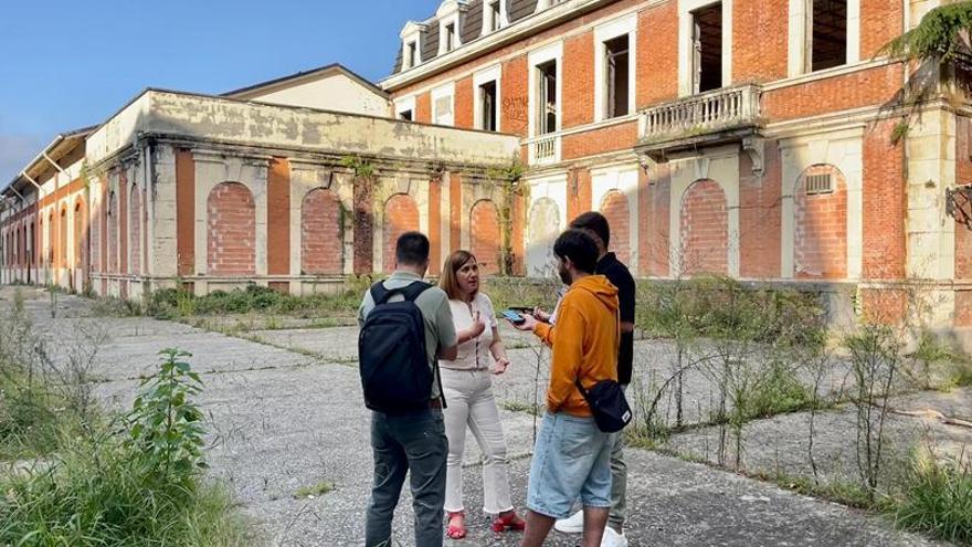 La alcaldesa de Irun, Cristina Laborda, ha dado cuenta de la adjudicación de las obras esta mañana junto a la antigua Aduana.