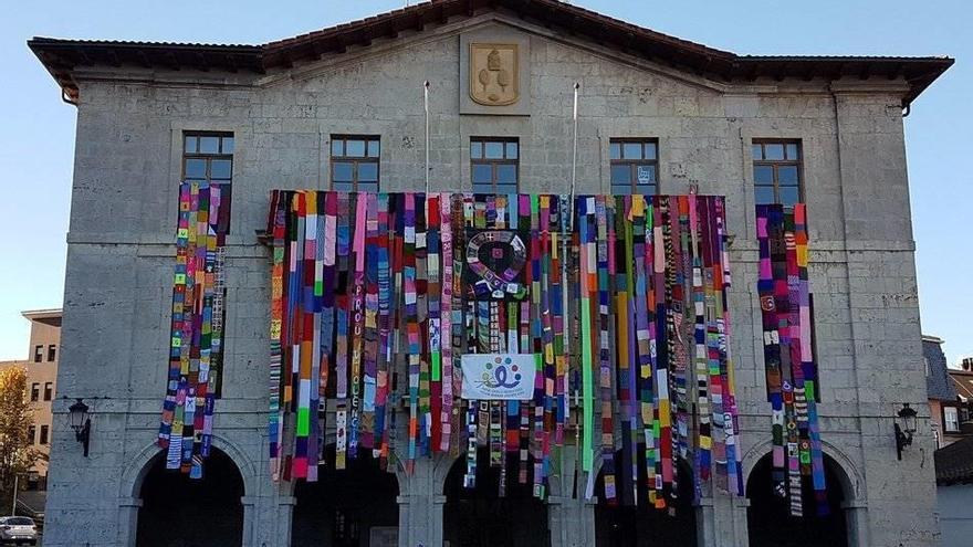 Bufandas colgando del ayuntamiento