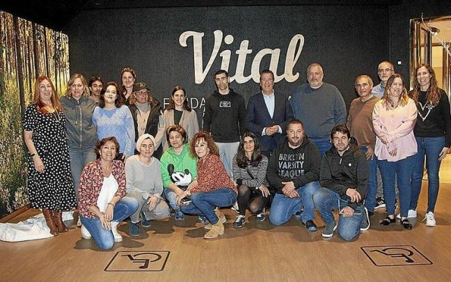 Las familias participantes en el programa, ayer en Dendaraba. | FOTO: JOSU CHAVARRI