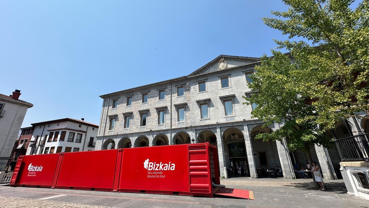 La 'Caja de la historia' está hasta el lunes en la Foru Plaza de Orduña