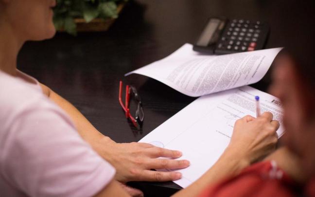 Firma de un testamento en una notaría.