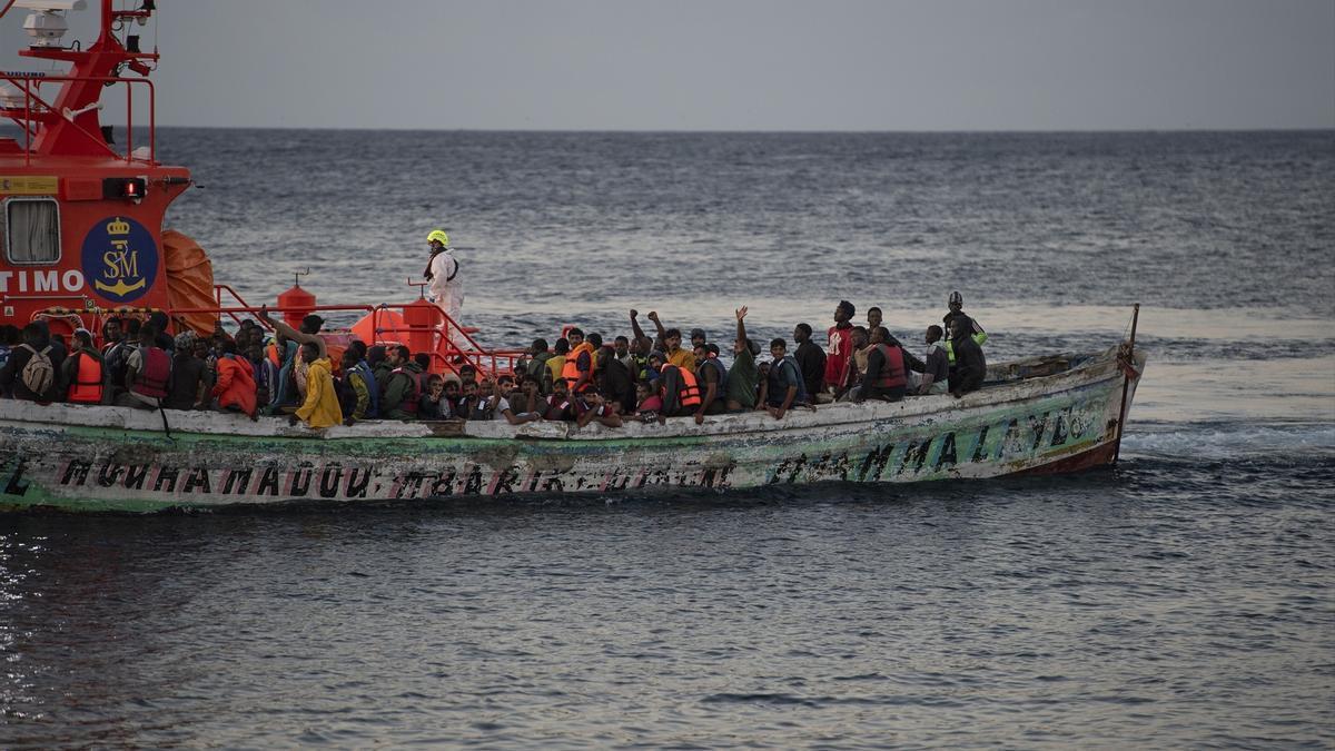 Un cayuco con migrantes en Canarias.