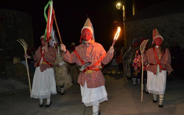 Los porreros denominados Colores en el carnaval rural de Ilarduia, Egino y Andoin en Asparrena